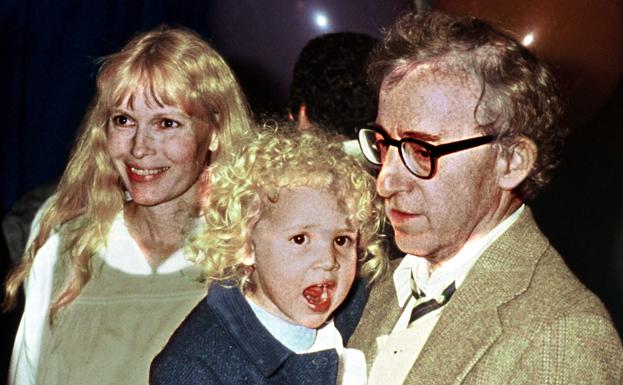 Woody Allen junto a Mia Farrow y la pequeña Dylan.