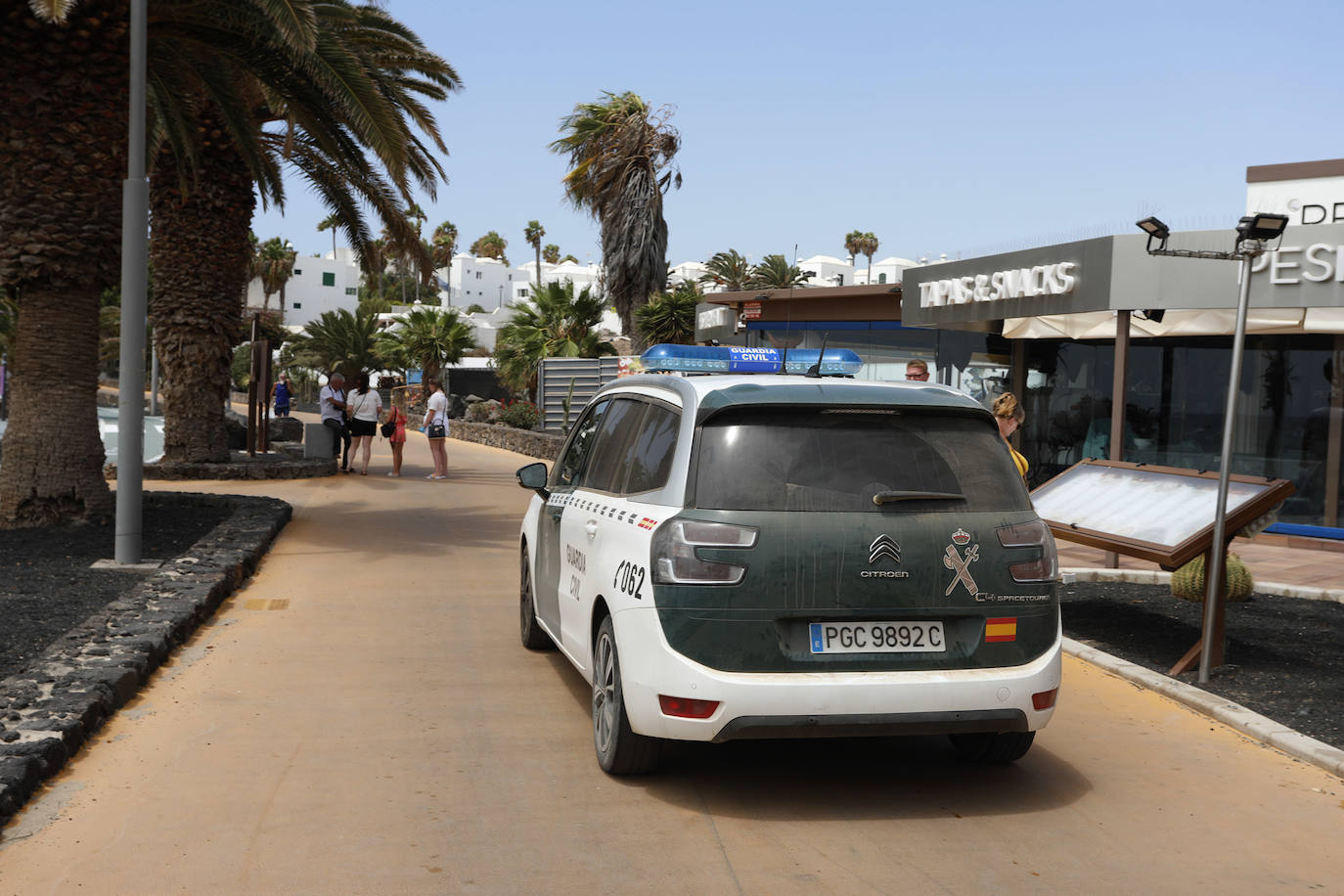 Imagen de archivo de un vehículo de la Guardia Civil en una zona turística. 