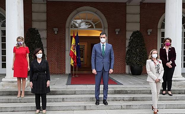 El presidente y las vicepresidentas posan en las escalinatas de Moncloa. 