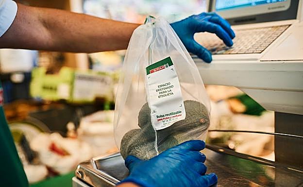 Las bolsas de malla reutilizables para frutas y verduras son una de las numerosas alternativas sostenibles que SPAR ofrece a sus clientes.