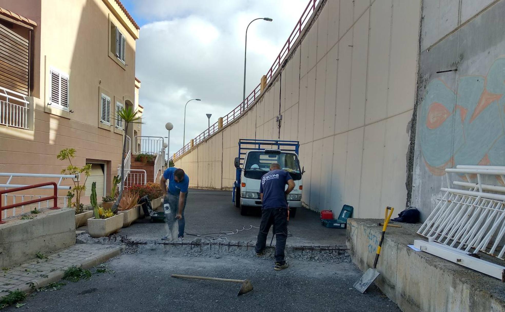 Imagen de los dos operarios que retiraban la valla de Maestro Rodó. 