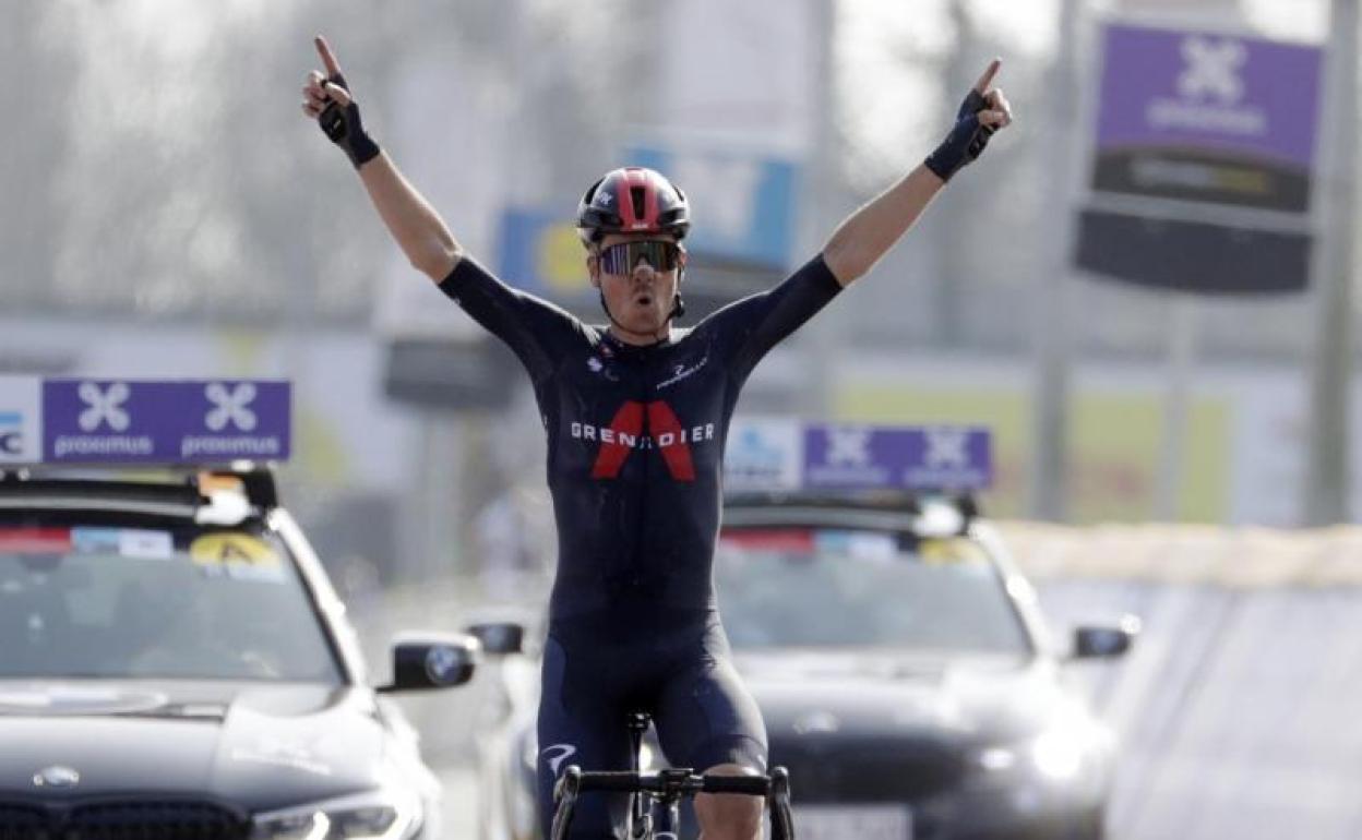 Dylan van Baarle festeja su victoria. 