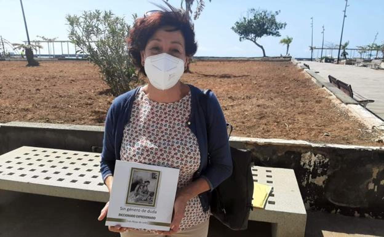 Inés Rojas con un ejemplar de la guía. 