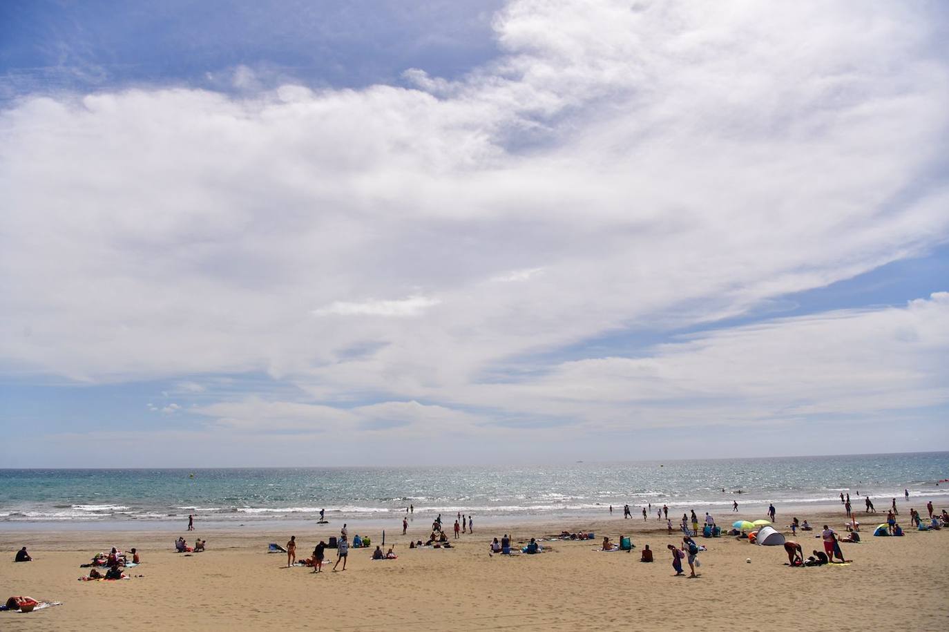 Fotos: El viento y el oleaje dejan a medio gas las playas del sur de Gran Canaria