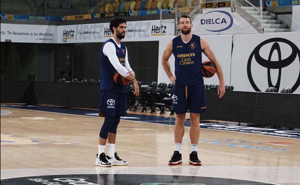 Beirán (izquierda) y Costello dialogan durante un entrenamiento de esta semana. 