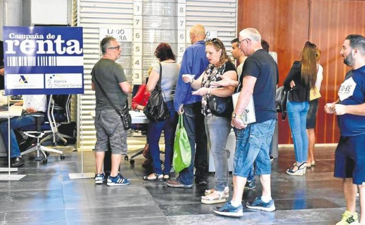 Imagen de archivo de gente haciendo la Declaración de la Renta en la capital grancanaria. 