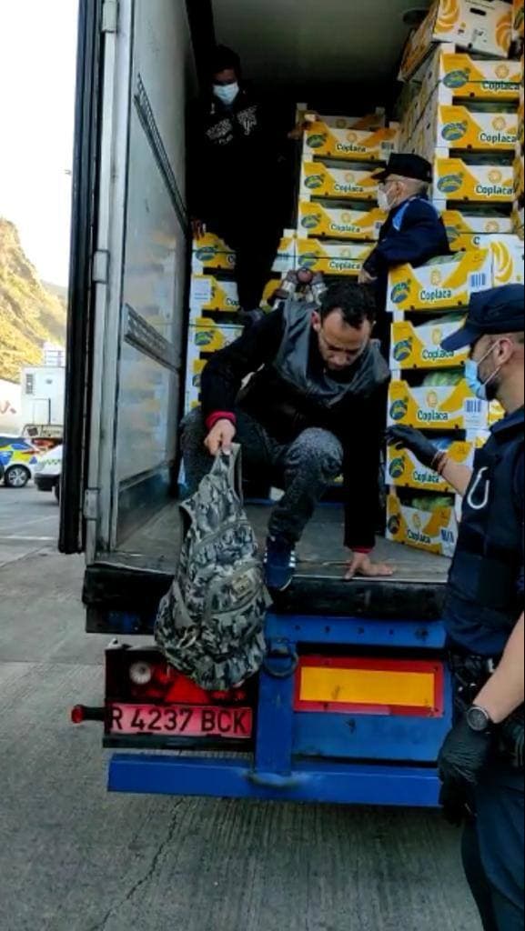 Un grupo de migrantes intenta salir de Tenerife en un camión de plátanos