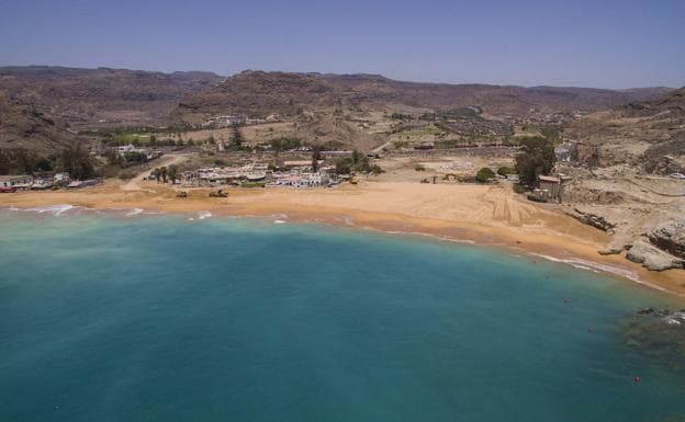 Vista de la playa de Tauro, que era de callaos, tras la inyección de arena rubia realizada en 2016. 
