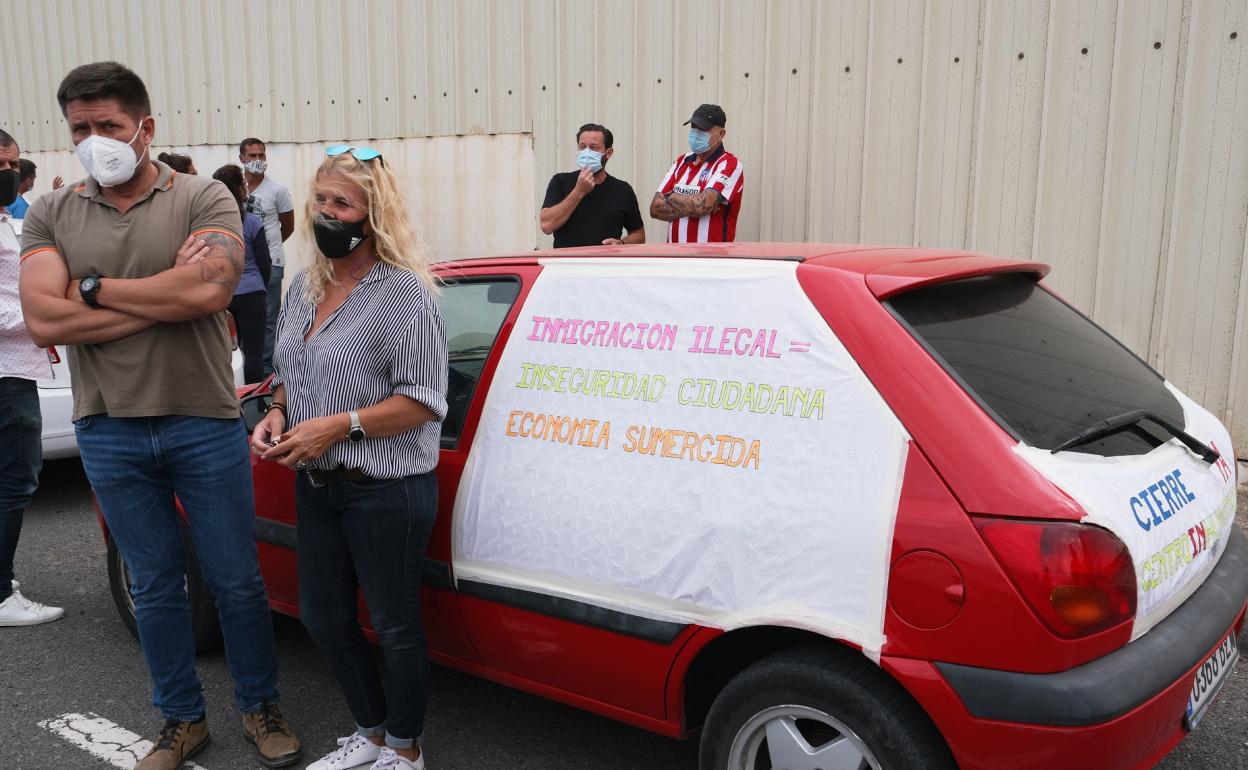 Enrique Martínez y Elena Fernández, antes de partir la caravana de vehículos. 