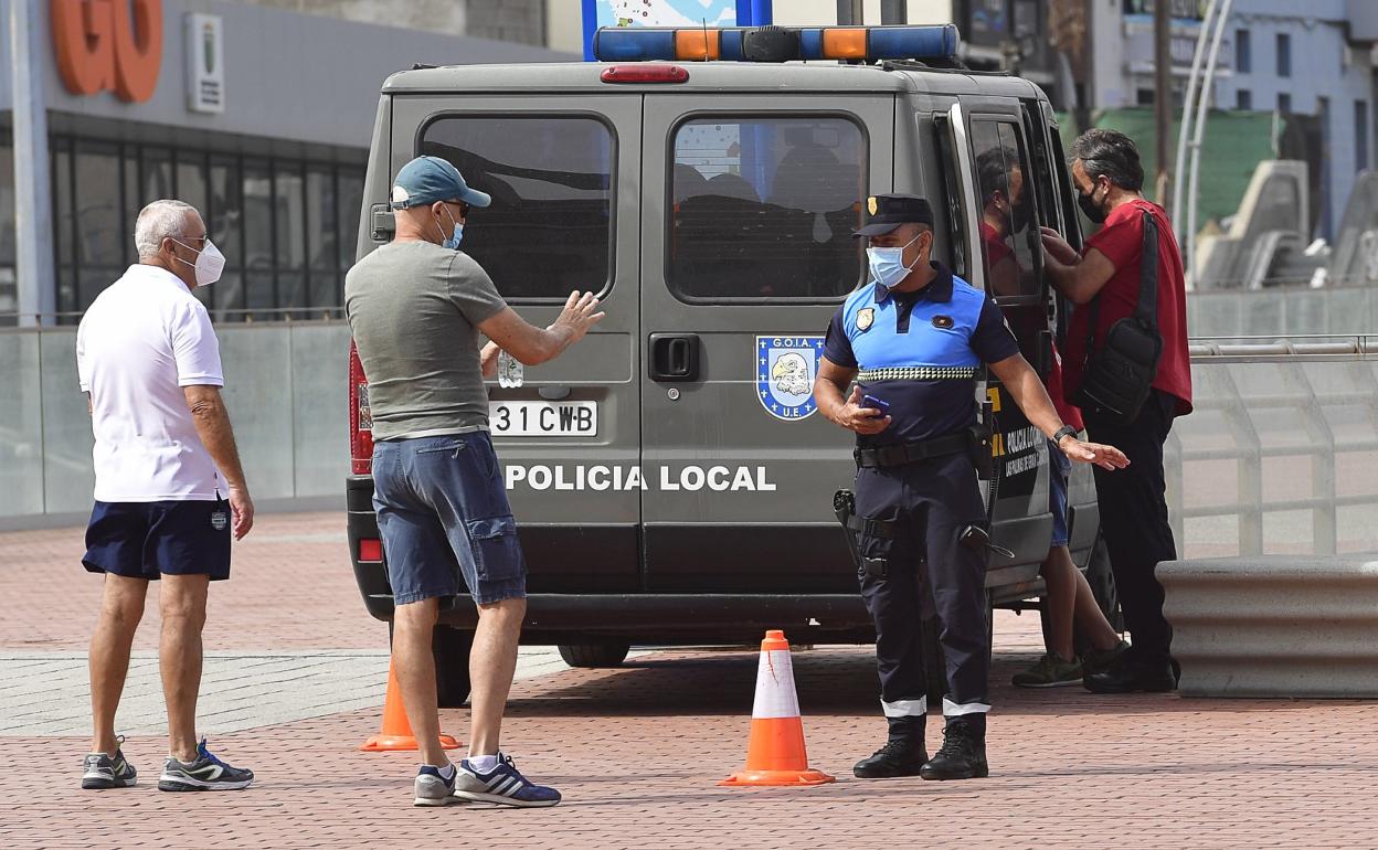 Tareas de control de la Policía Local capitalina el pasado verano en Las Canteras. 