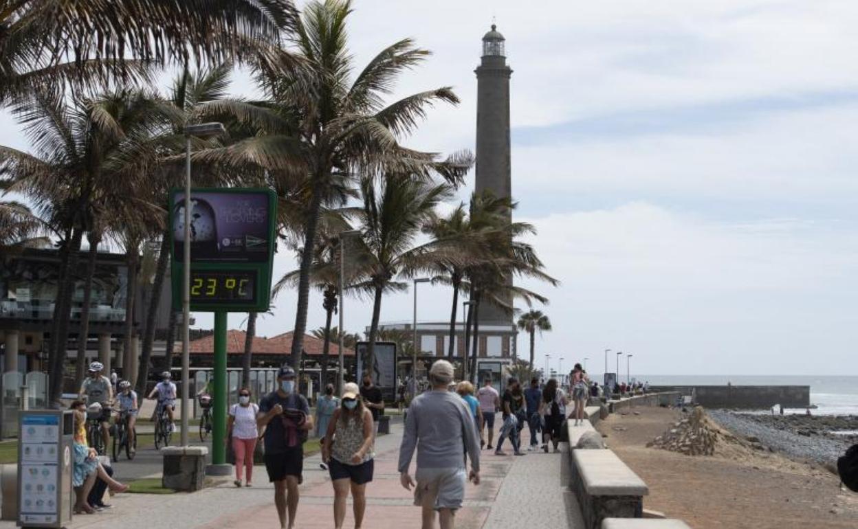 El paseo que recorre la costa de Maspalomas se llenó esta Semana Santa de turistas locales. 