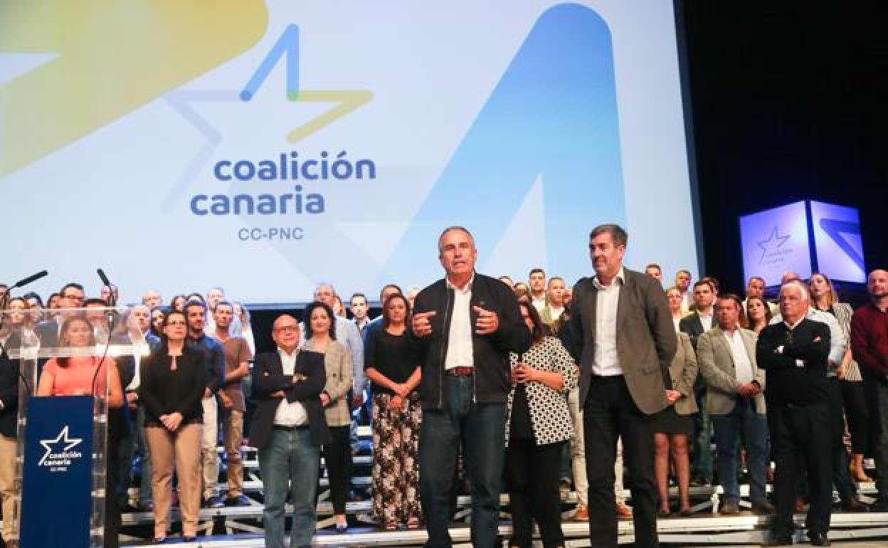Mario Cabrera y Fernando Clavijo, en el congreso insular de 2019. 