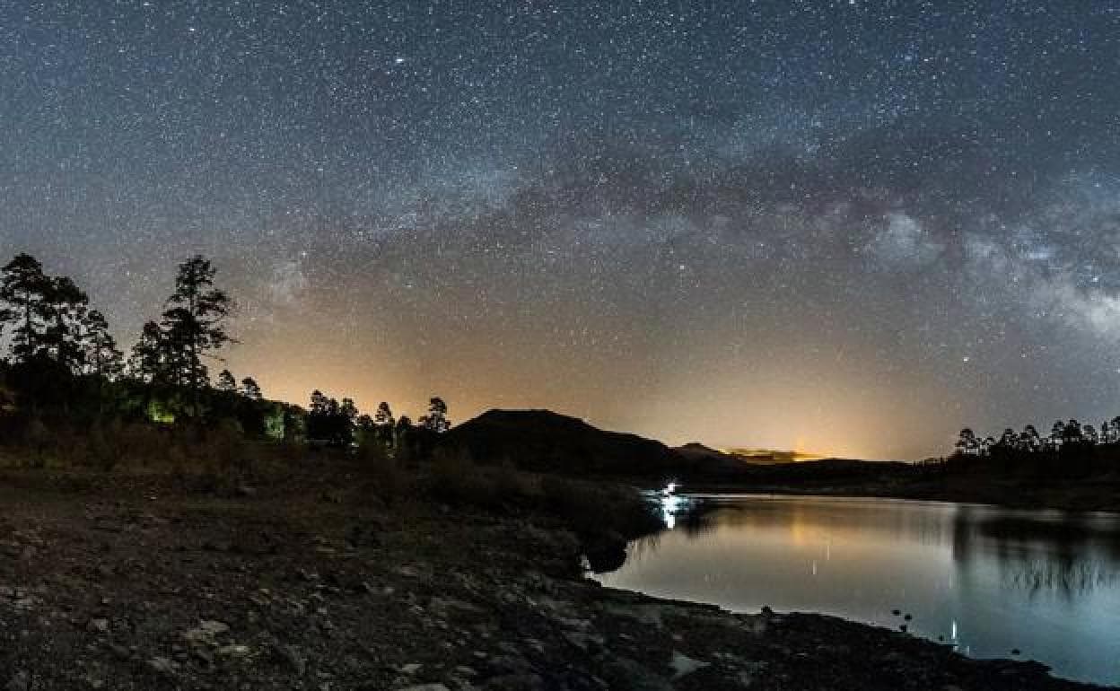 Imagen nocturna del cielo y la presa de Chira, el vaso superior de la central hidroeléctrica. 