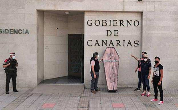 Imagen principal - Los hosteleros vuelven a salir a la calle para denunciar su situación