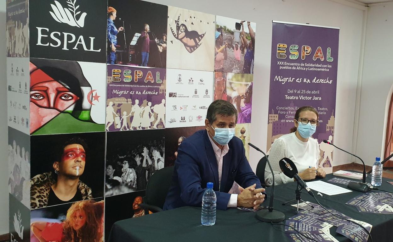 El alcalde, Santiago Rodríguez, y la edil de Solidaridad, Yaiza Pérez, durante la presentación. 
