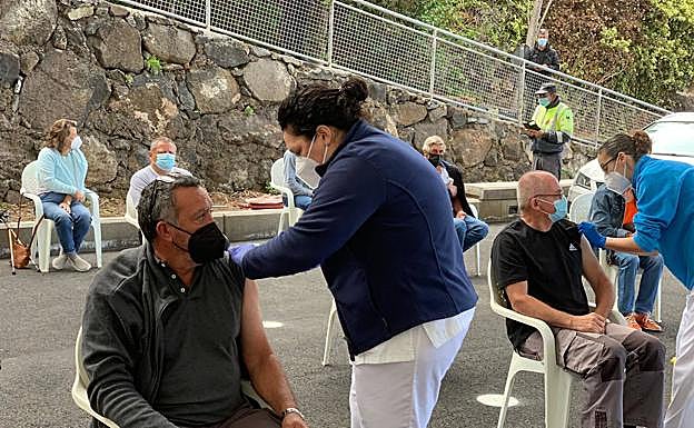 Imagen de la vacunación este lunes en Tijarafe (La Palma) 
