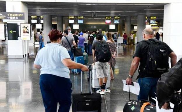 La llegada de turistas internacionales en Canarias cae un 93,6% en febrero