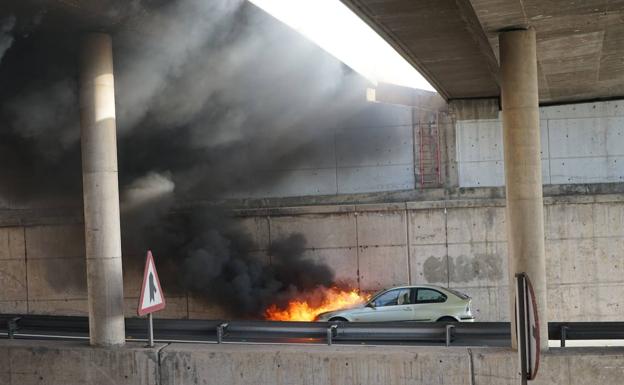 Imagen del coche en llamas en el túnel de San José en la capital grancanaria.