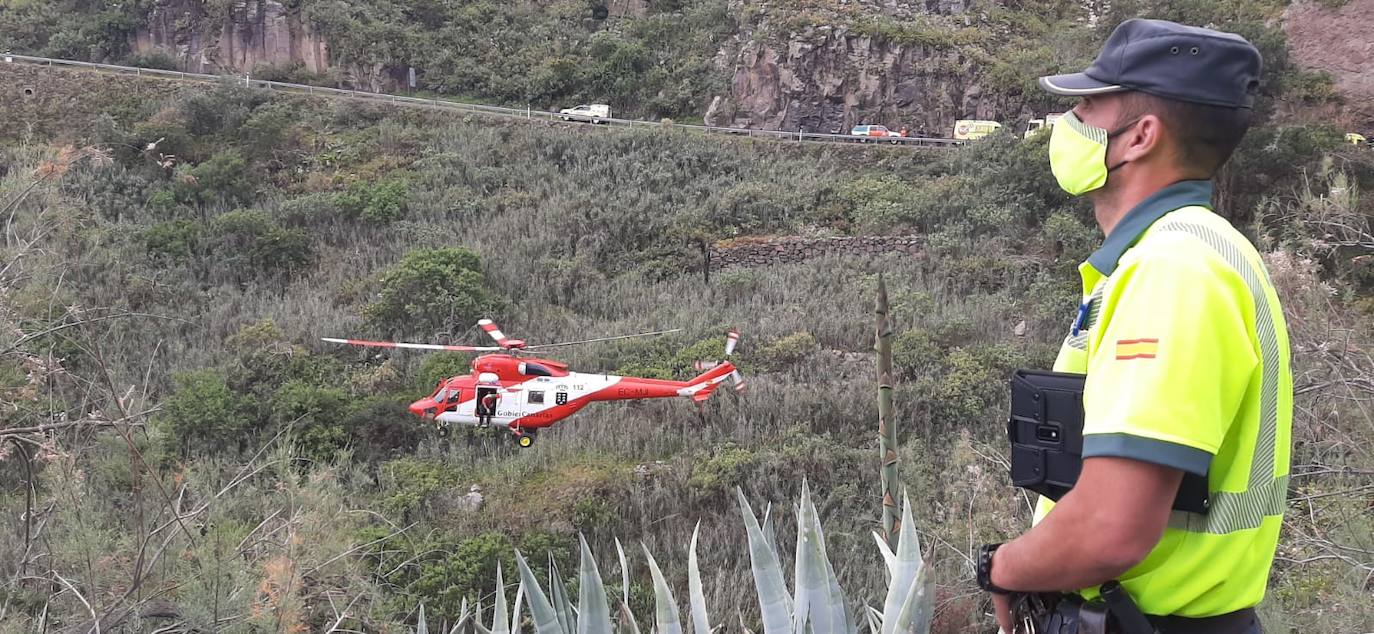 Un vehículo con dos personas a bordo cae por un barranco en Moya