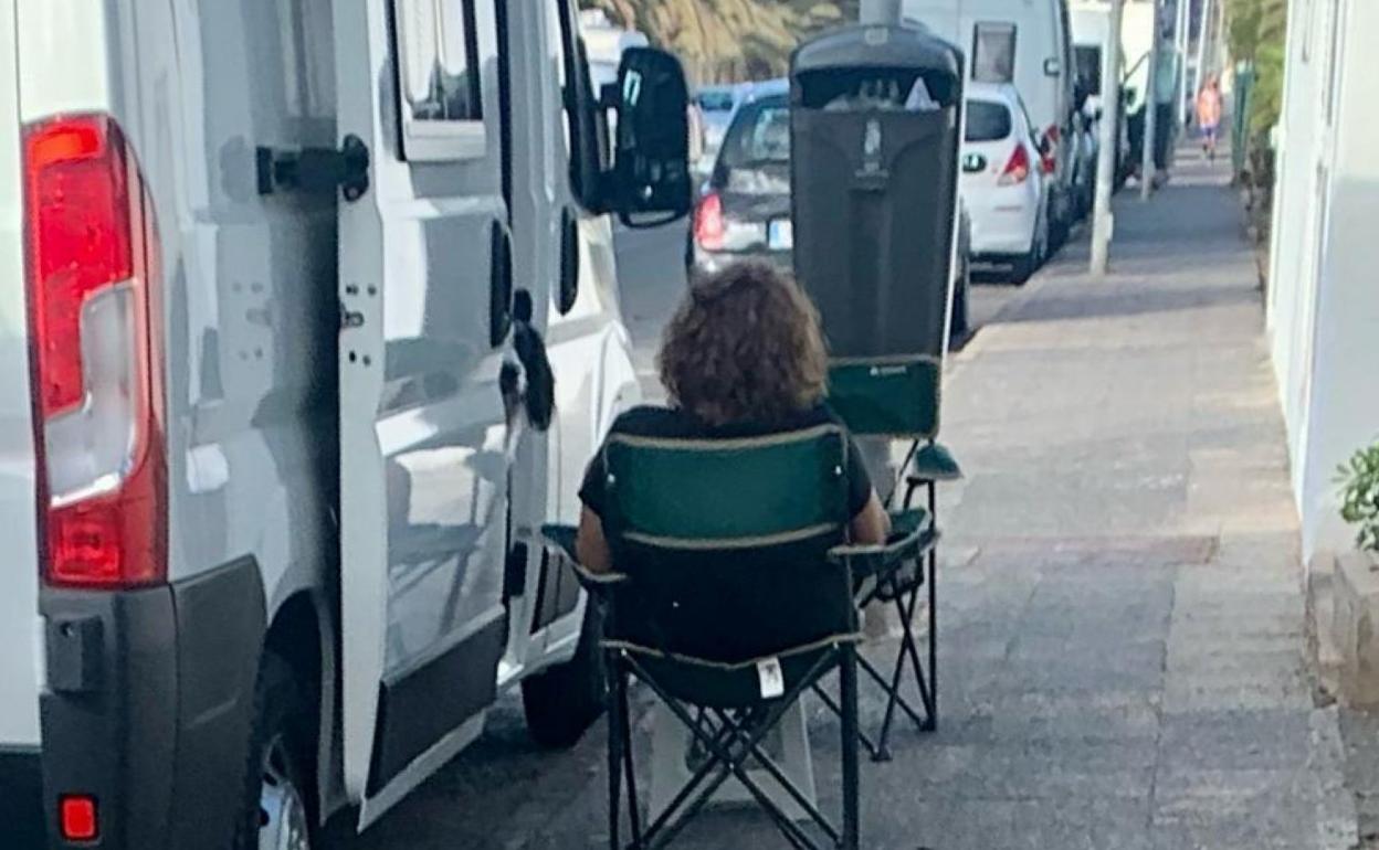 Foto de una las acampadas ocupando el espacio común de la acera. 