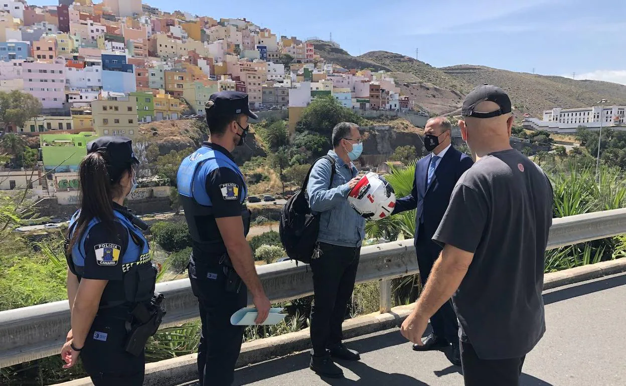 El alcalde Augusto Hidalgo con los agentes visitando algunos distritos. 