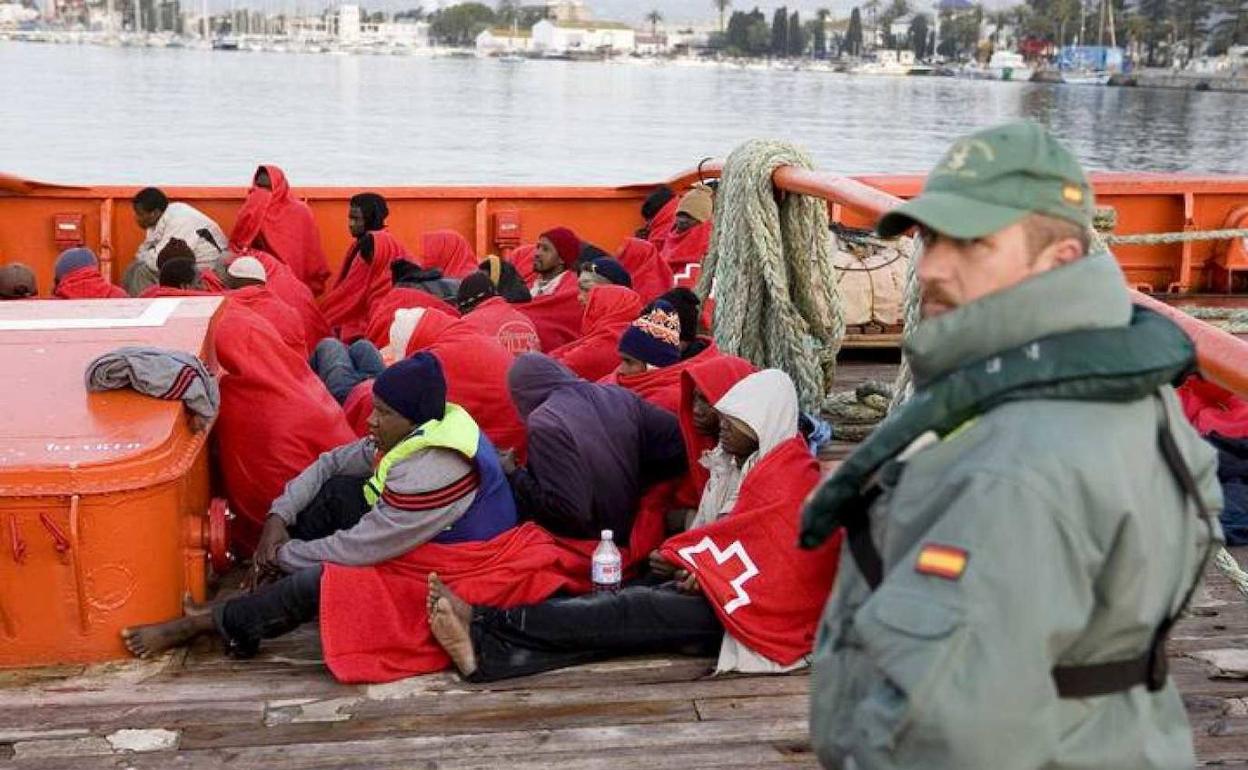 Imagen de archivo de una embarcación con 37 inmigrantes a bordo frente a la costa de Granada. 