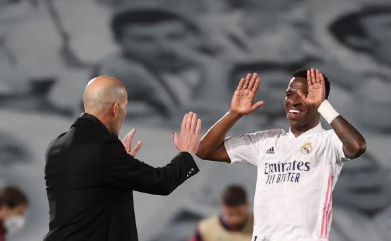 Vinicius celebra con Zidane el primero de los dos goles que le marcó el martes al Liverpool. 