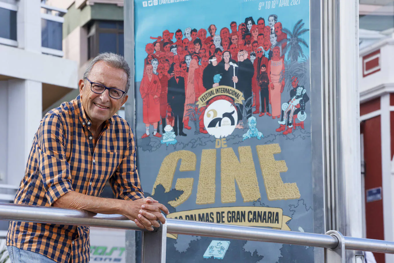 Claudio Utrera, junto al cartel anunciador de esta edición. 