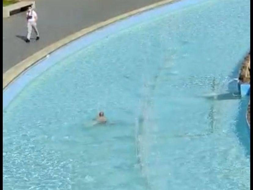 Imagen del momento del baño del hombre en la 'psicina' de Las Arenas. 