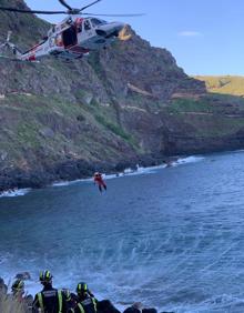 Imagen secundaria 2 - Rescatan a un pescador accidentado en la costa de La Matanza