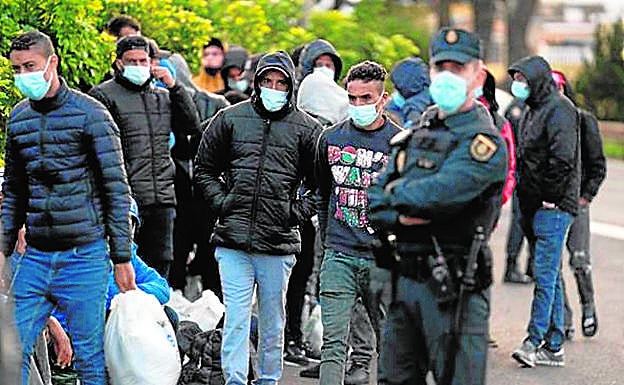 Imagen de archivo de un grupo de inmigrantes alojados en Las Raíces. 