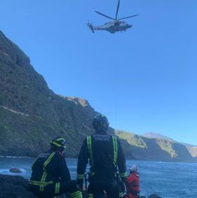 Imagen secundaria 1 - Rescatan a un pescador accidentado en la costa de La Matanza