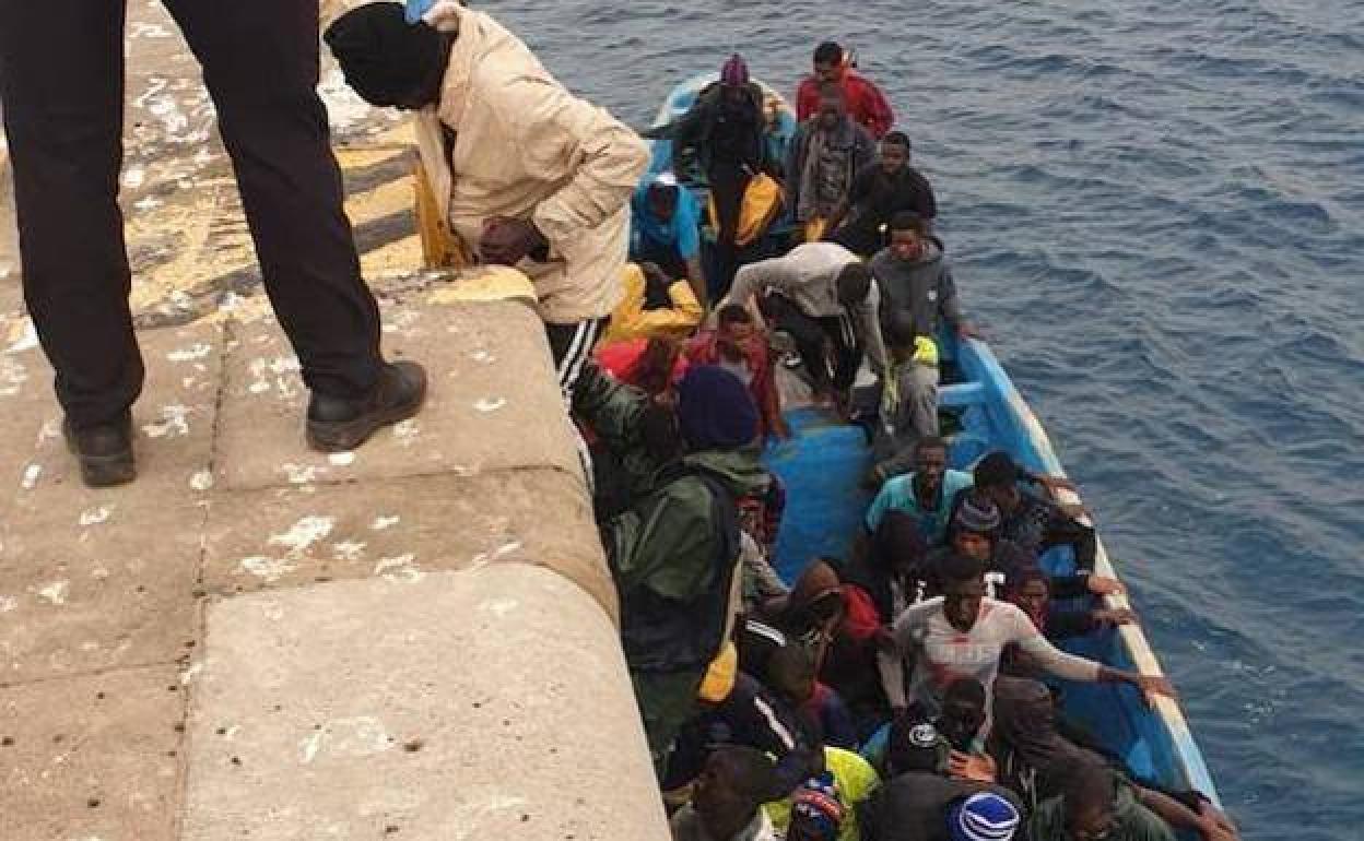 Imagen de archivo de un grupo de inmigrantes llegando a Canarias. 