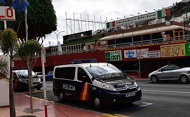Vehículos de la Policía Nacional, en el sur de Gran Canaria, donde se ha realizado la operación. 