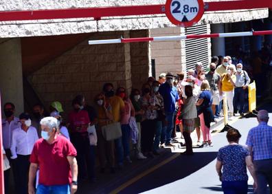 Imagen secundaria 1 - Un grave error interno en el Negrín desata la confusión sobre la vacunación