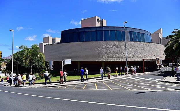Así eran las colas este sábado para vacunarse en el Hospital Doctor Negrín. 