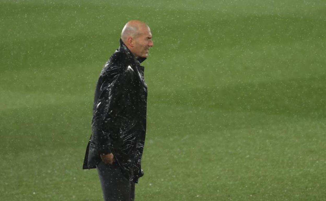 Zidane, bajo la lluvia durante el clásico.