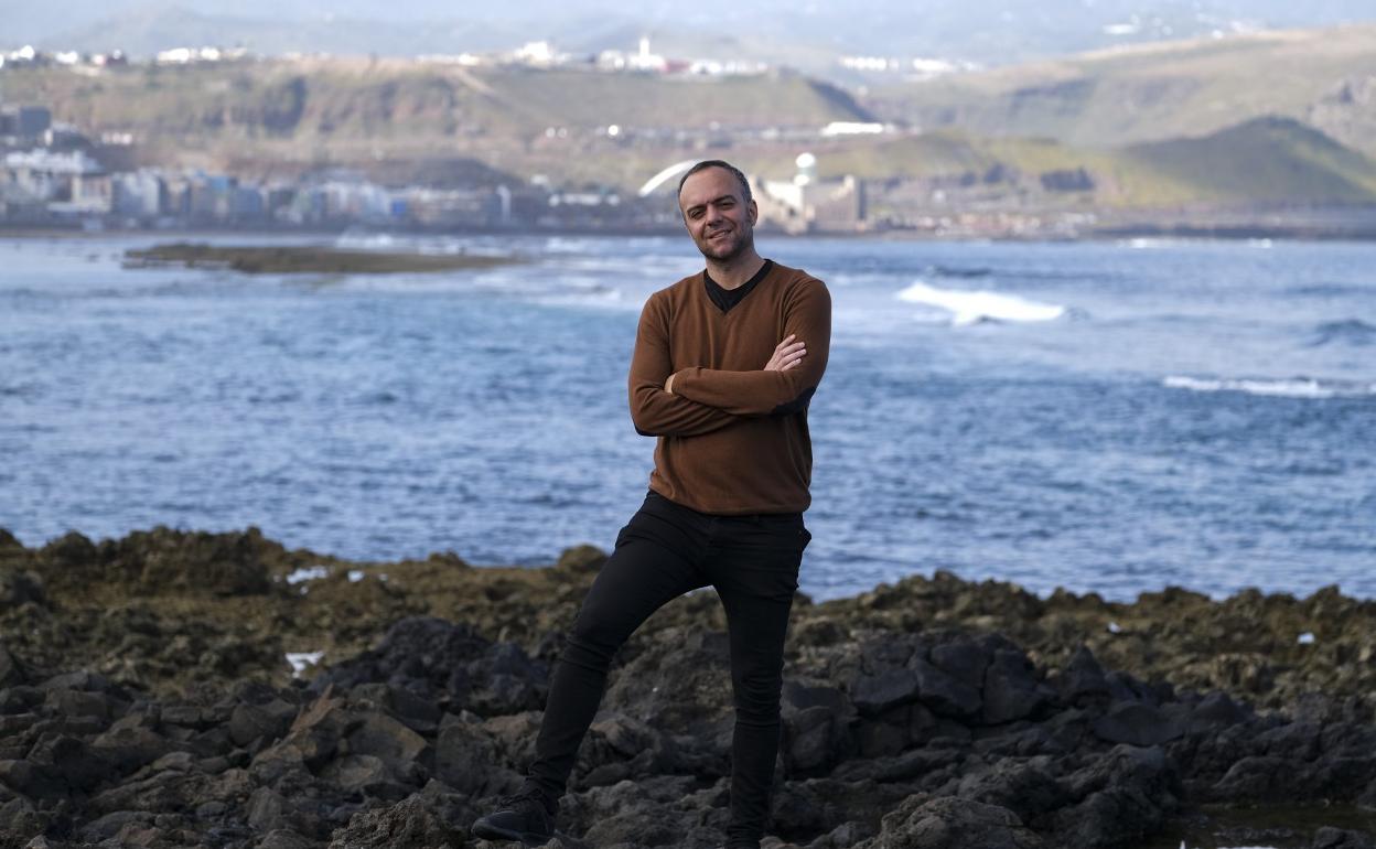El cineasta tinerfeño Víctor Moreno, en la zona de La Puntilla de la playa de Las Canteras. 