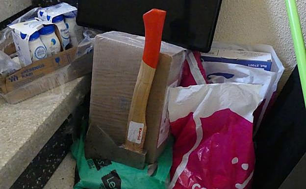 Este fue el hacha que usó el acusado para acabar con la vida de su padre y así lo hallaron los policías. 