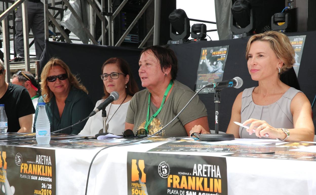 Foto de archivo de un acto en el que coincidieron Inés Rodríguez (Cs), de blanco, y Narváez, primera de la derecha. 