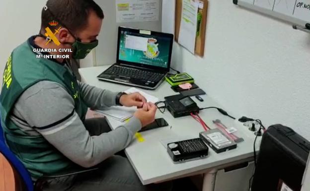 Lo pillan grabando en el vestuario de un centro deportivo en Gran Canaria