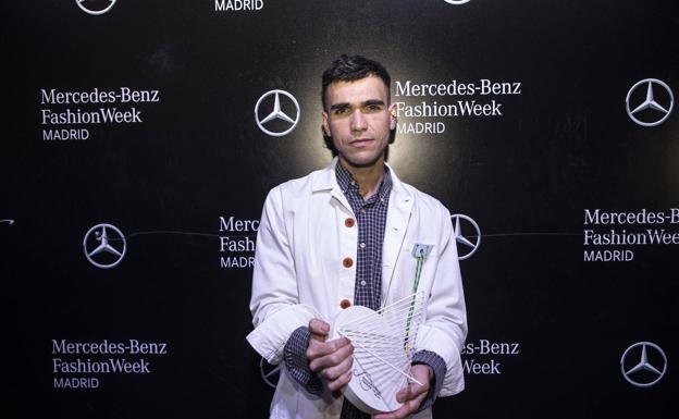 El diseñador Gabriel Nogueiras, director creativo de la firma de moda Rubearth, con el premio. 