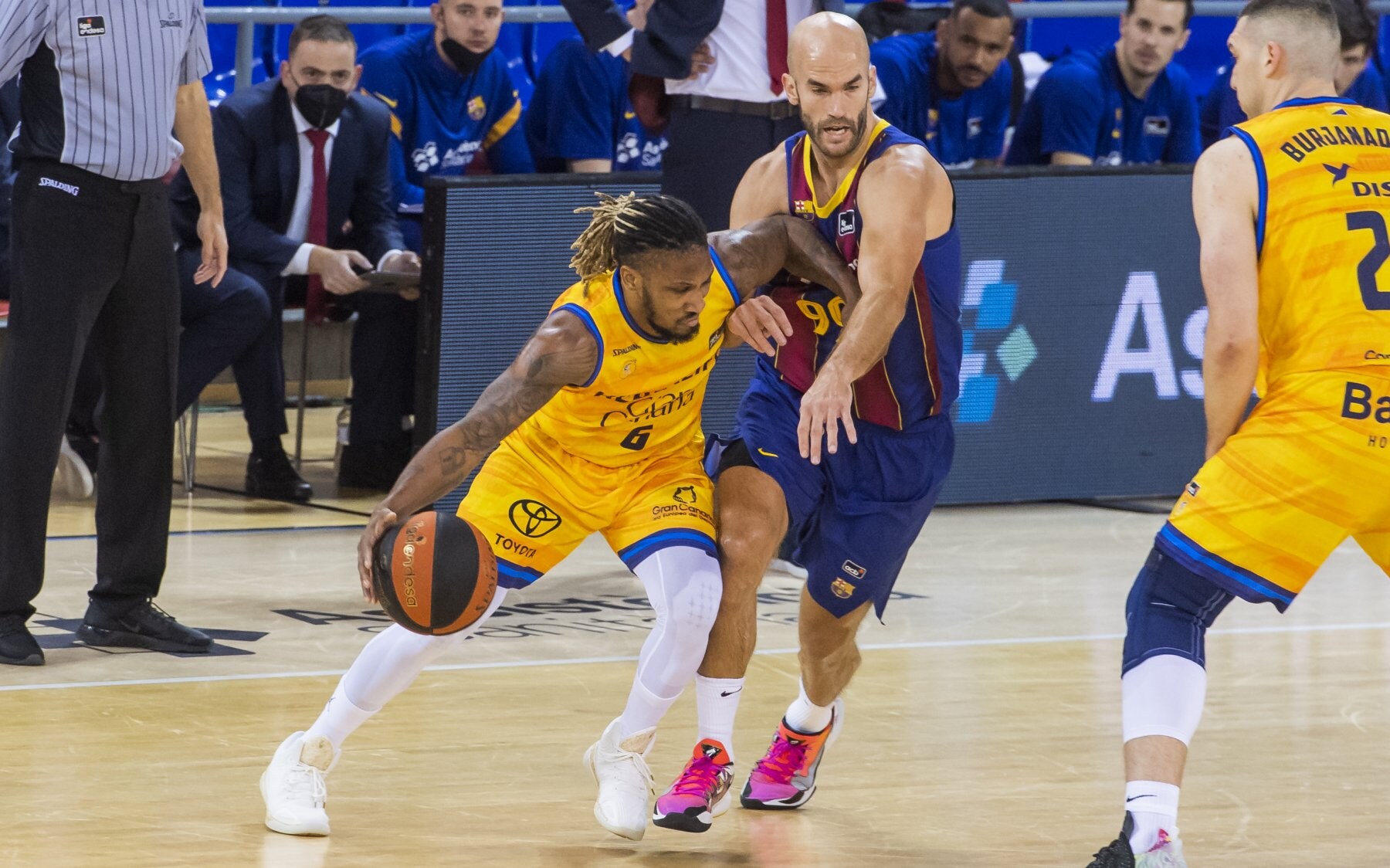 El base galo Andrew Albicy supera la defensa de Calathes en el partido en el Palau. 