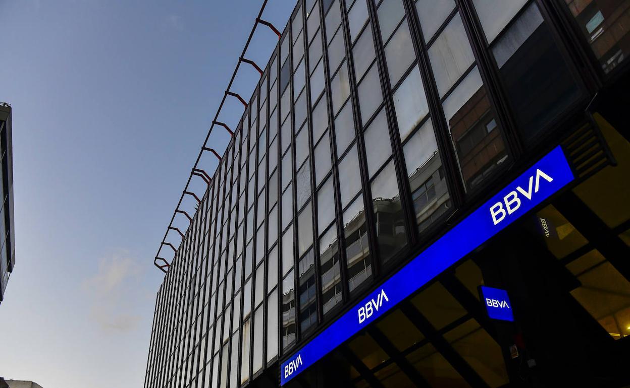 Fachada de una entidad bancaria española. 