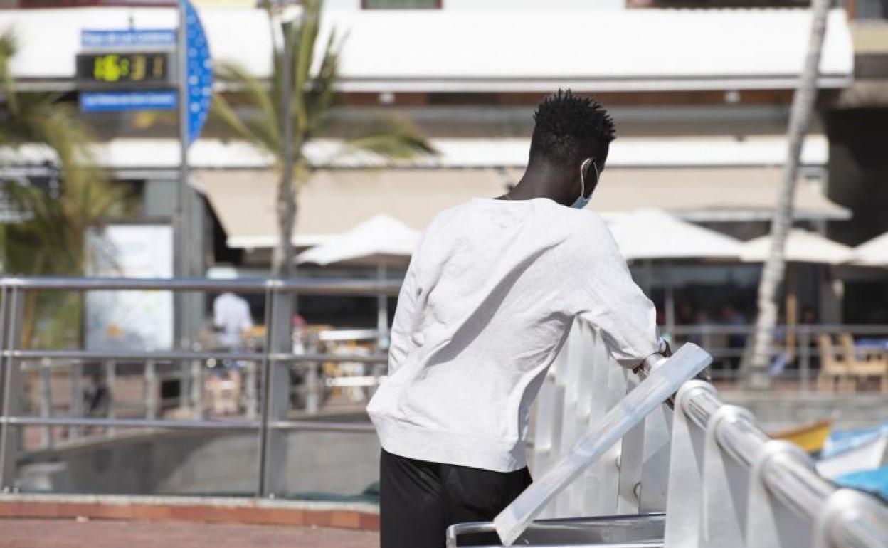 Imagen de un joven paseando en la Avenida de Las Canteras, en Gran Canaria. 