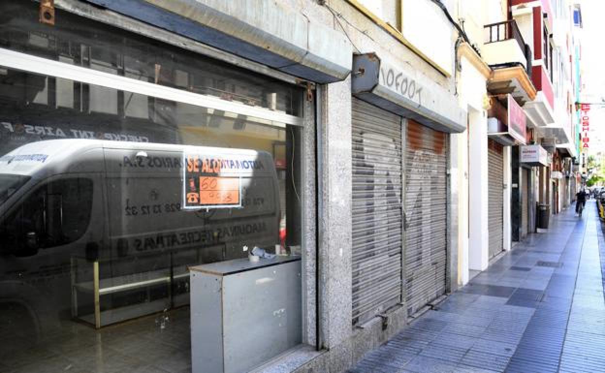 Negocios cerrados en la calle La Naval. 