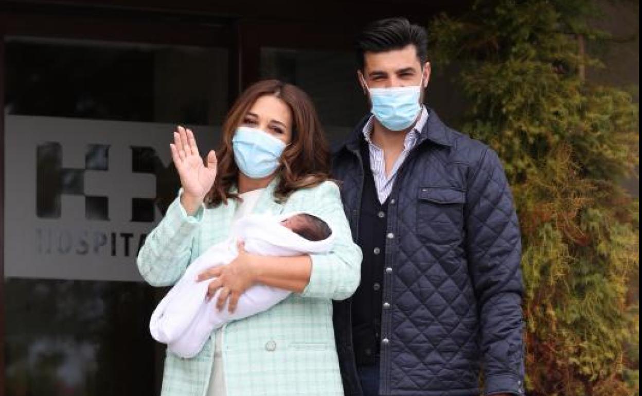 Paula Echevarría y Miguel Torres, con su hijo a la salida de la clínica. 