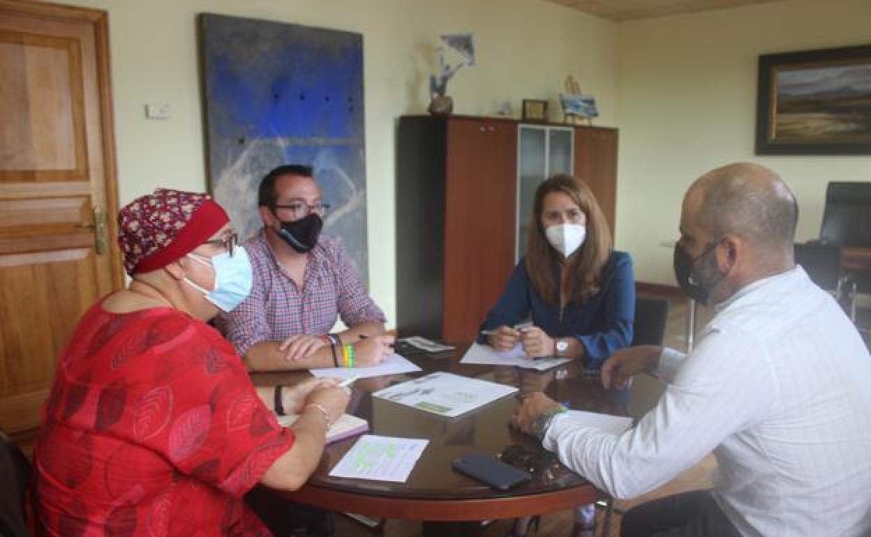 La vicepresidenta Lola García y los miembros de la AECC. 