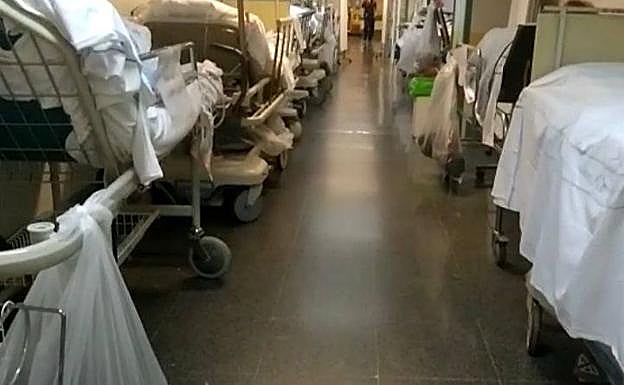 La falta de camas en planta colapsa las Urgencias del Hospital Insular