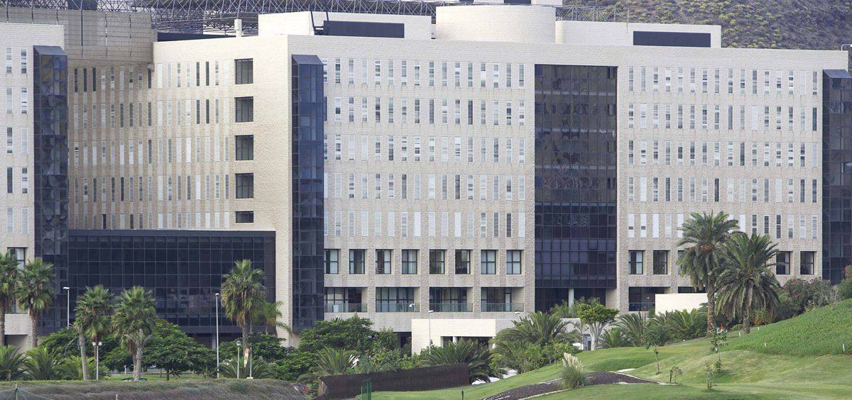 Hospital Doctor Negrín, a donde fue trasladada la mujer herida. 